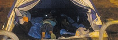 האוהל שהקימו גילה וילדיה מול עיריית נתניה. מתחננים לסיוע